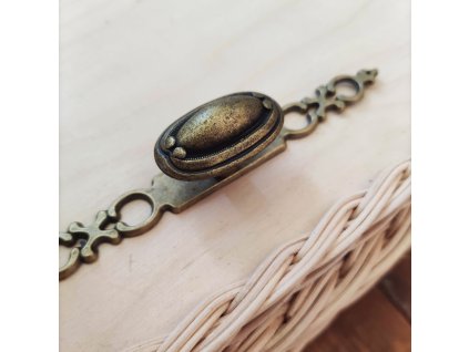 Kovový úchyt podlhovastý