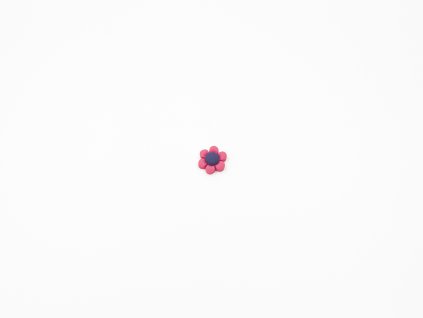 Aplikace květ plast červený (průměr1.5 x v0.5cm) 5Kč