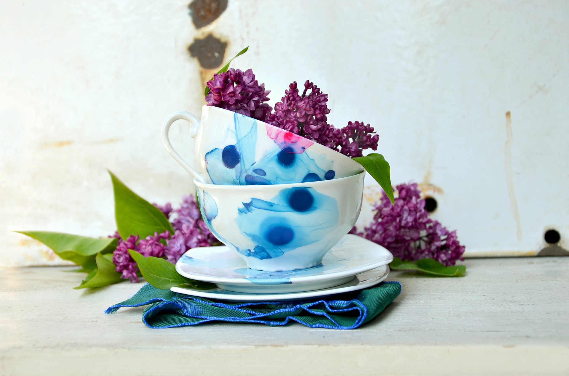 Porcelán s akvarelovým vzorem