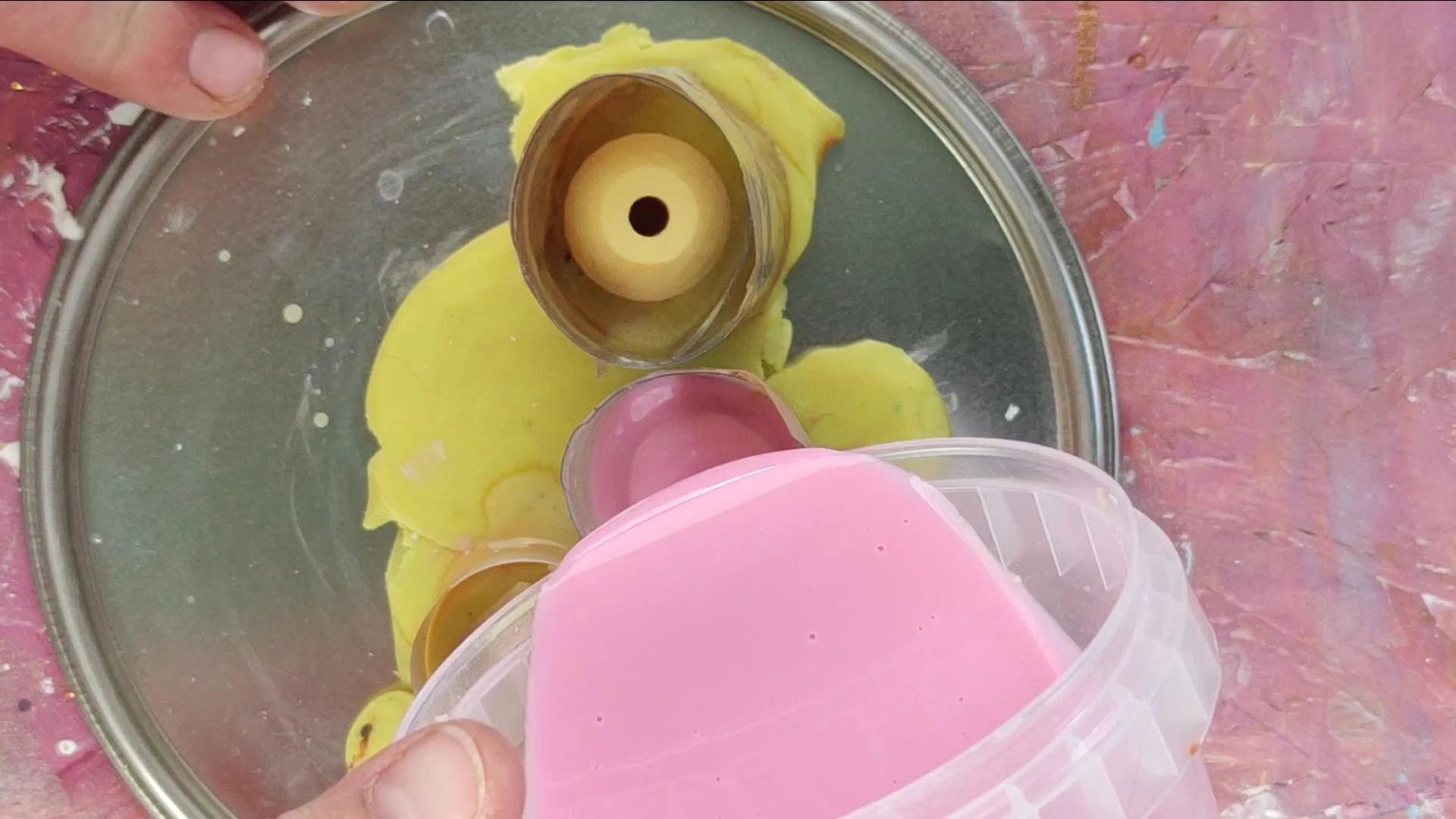 Výtvarka s Amosem - Jak si vyrobit silikonovou formu na korále