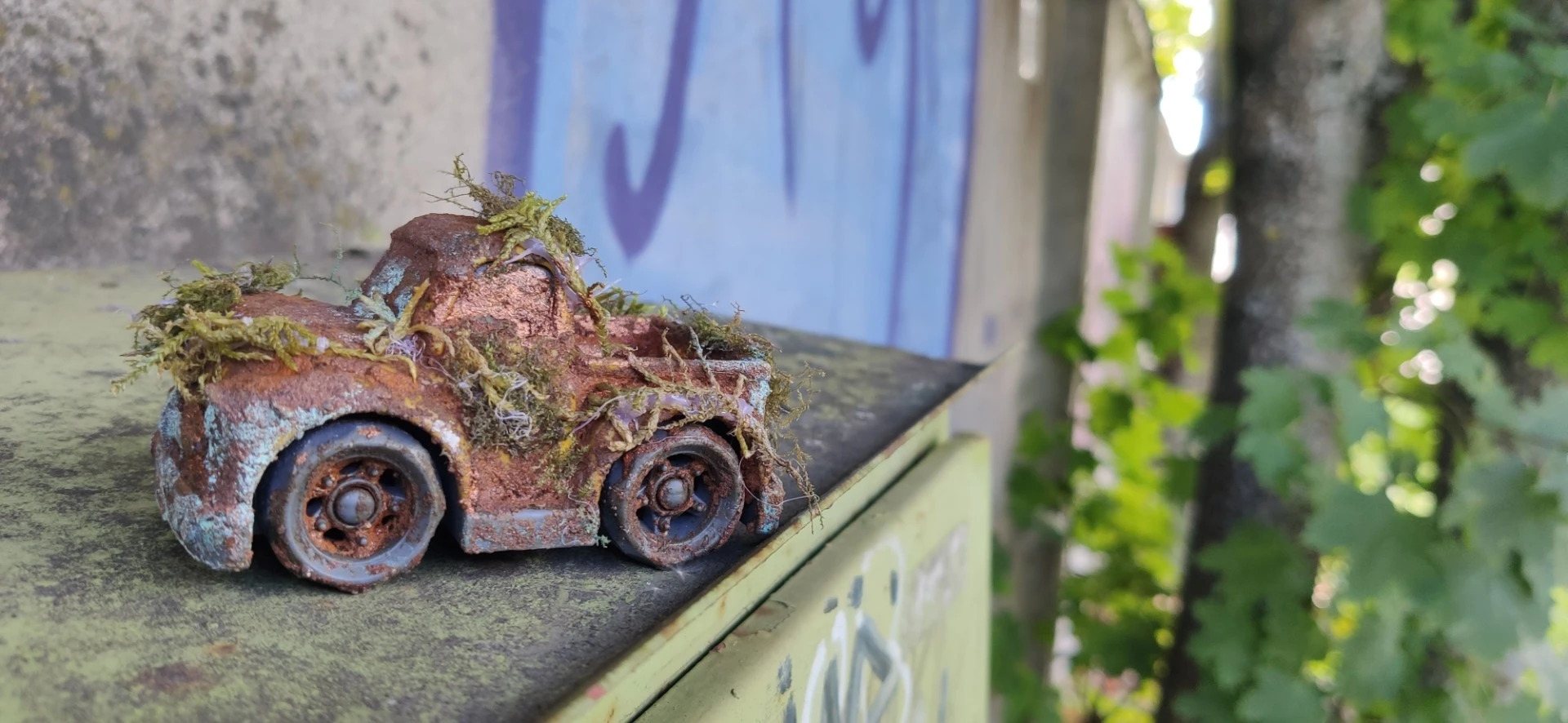 Výtvarka s Amosem - z plastového autíčka zrezivělý vrak