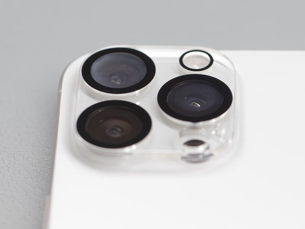 Ochraňte čočky fotoaparátu vašeho iPhonu speciálním tvrzeným sklem.