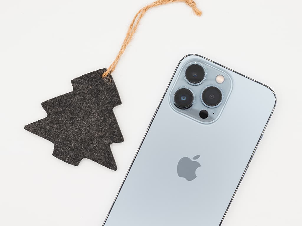 Našli jste pod stromečkem nový iPhone? Co by k němu nemělo rozhodně chybět!