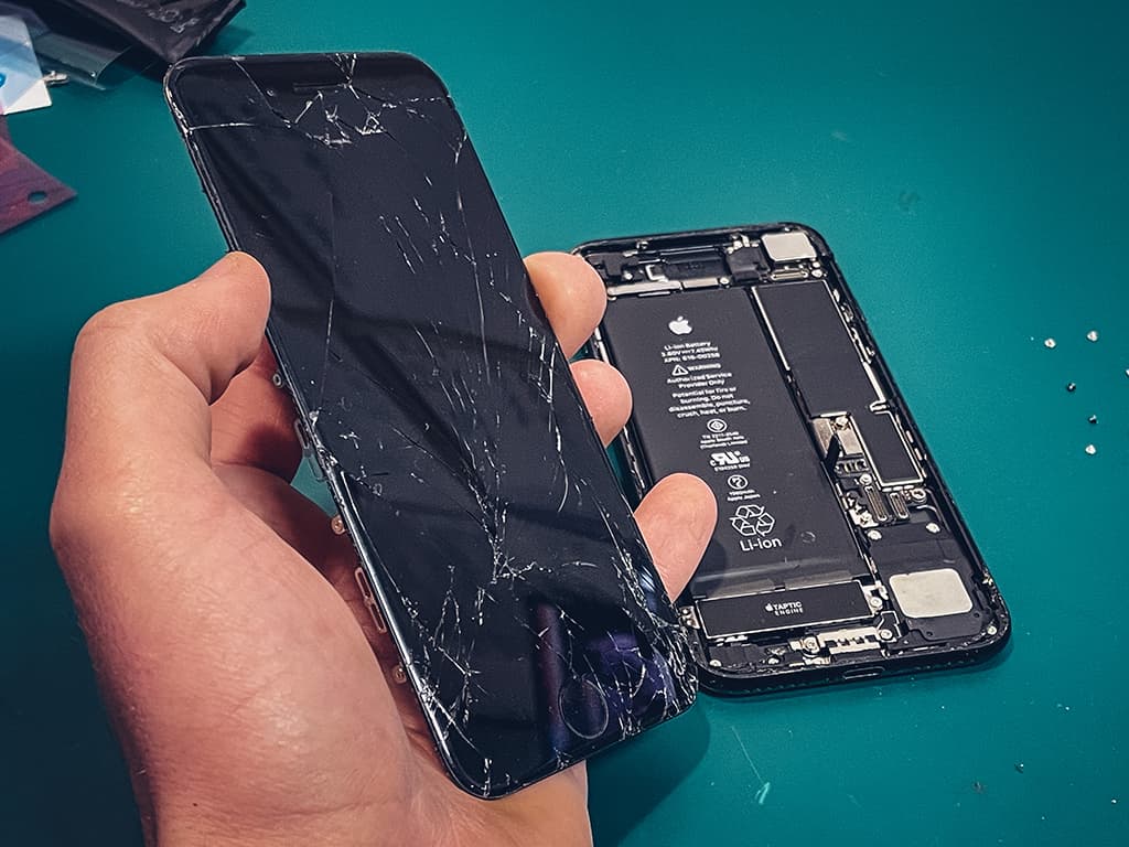 [AKTUÁLNĚ]: Výměna displeje, baterie či jiná oprava iPhonu..