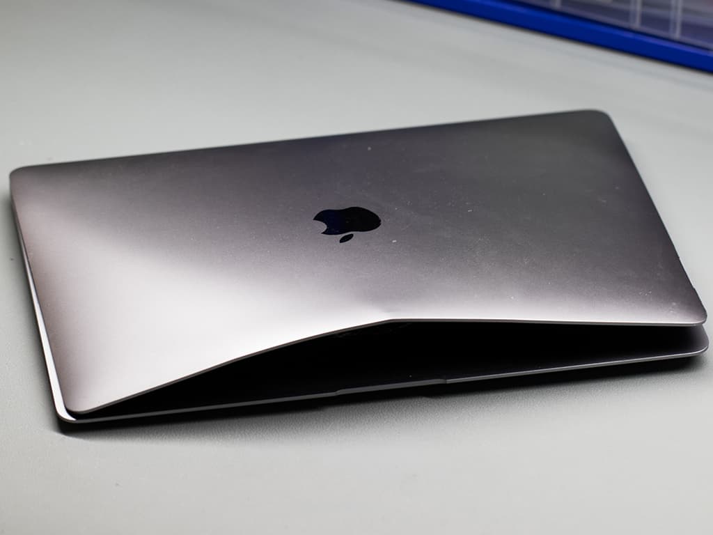 Opravujeme i MacBooky! Výměna displeje, baterie, čištění? Zvládneme vše.