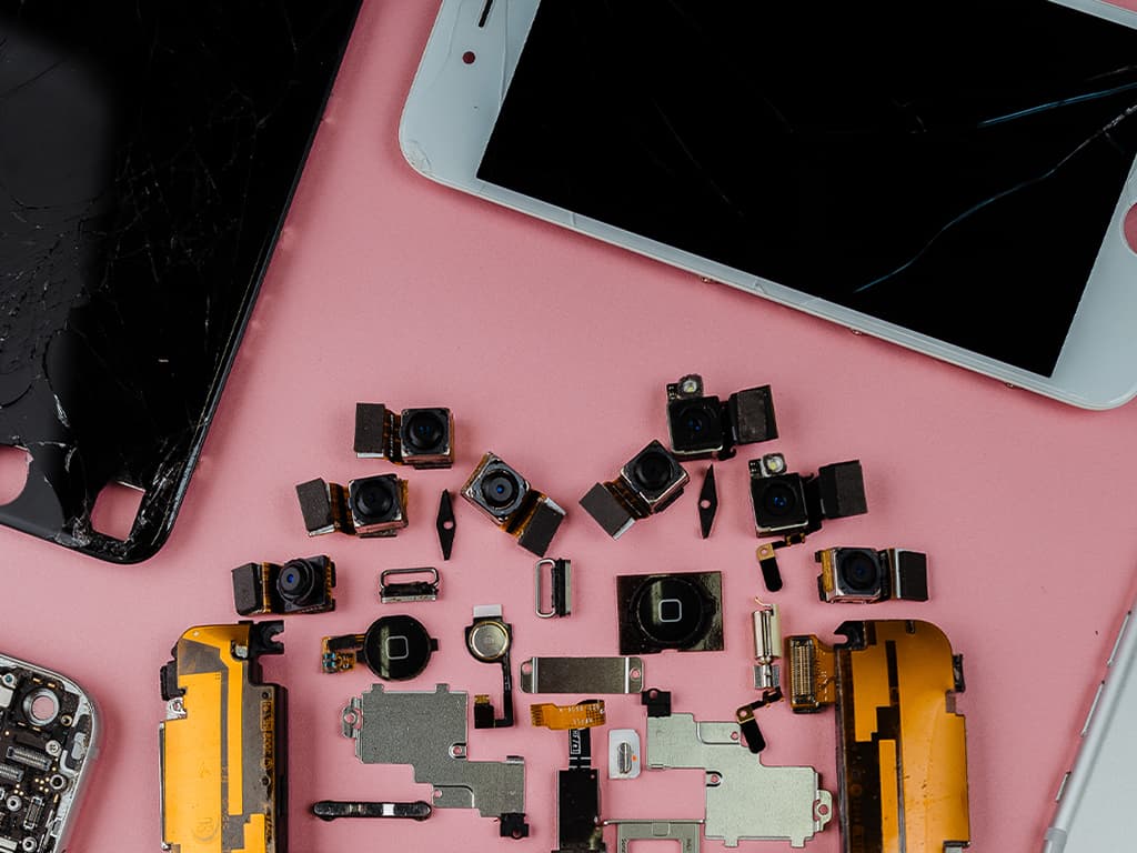 Roztřesený obraz, neostřící snímky, černé fleky na kameře?