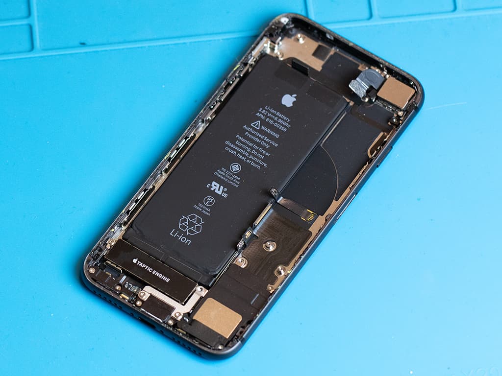 Nabíjecí konektor v nouzi: Proč je nutné nechat si vyměnit nefunkční konektor u iPhonu?