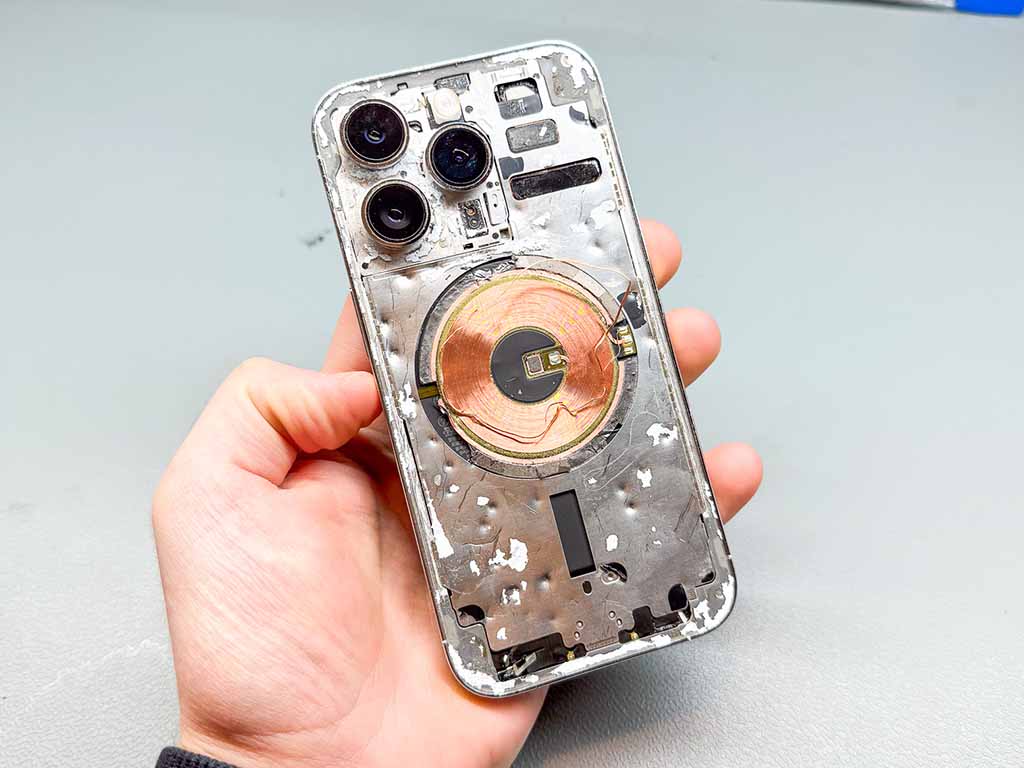Jak může dopadnout oprava zadního skla u iPhonu, pokud se o ni budete pokoušet sami doma