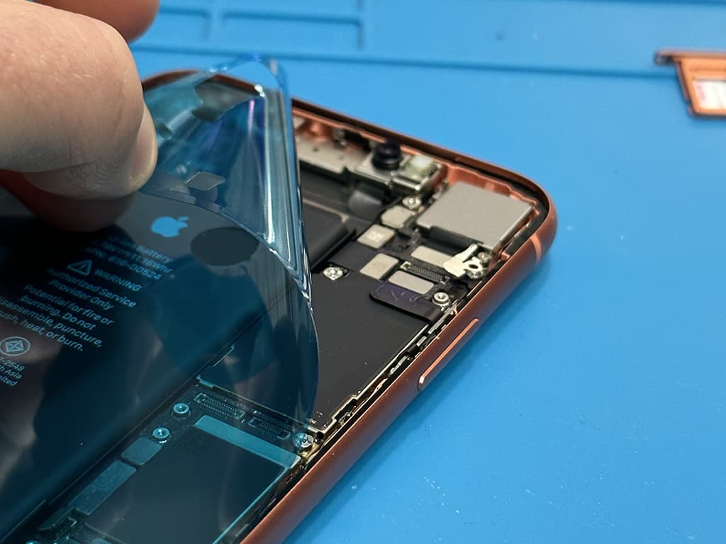 Podlepení displeje při opravě iPhonu?