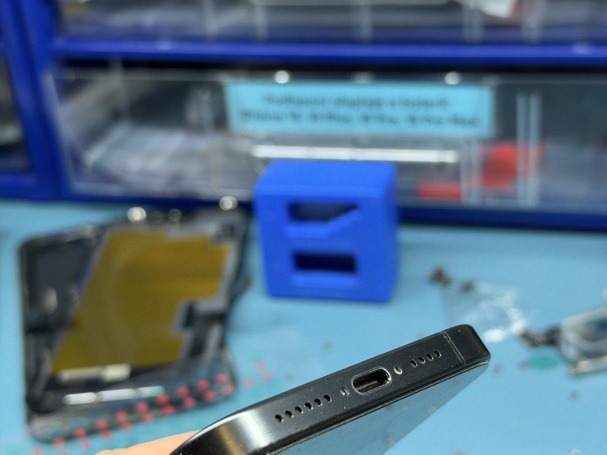 Vyčištěná spodní hrana iPhonu 15 Pro Max s konektorem bez prachu
