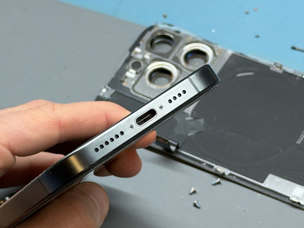 Čisté mřížky reproduktoru a mikrofonu iPhonu 15 Pro Max po vyčištění