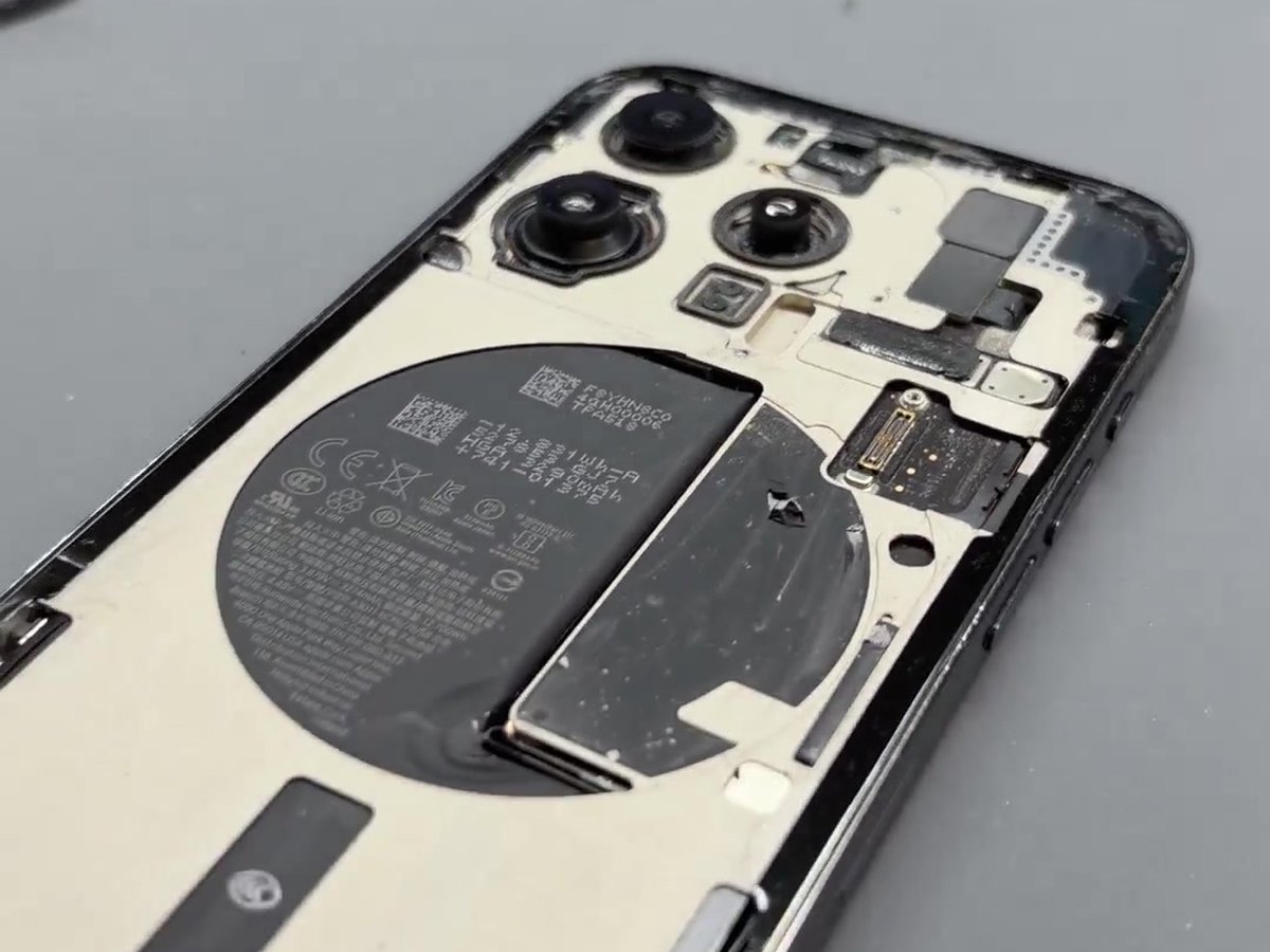 Očištěný rám iPhonu 15 Pro bez zadního skla