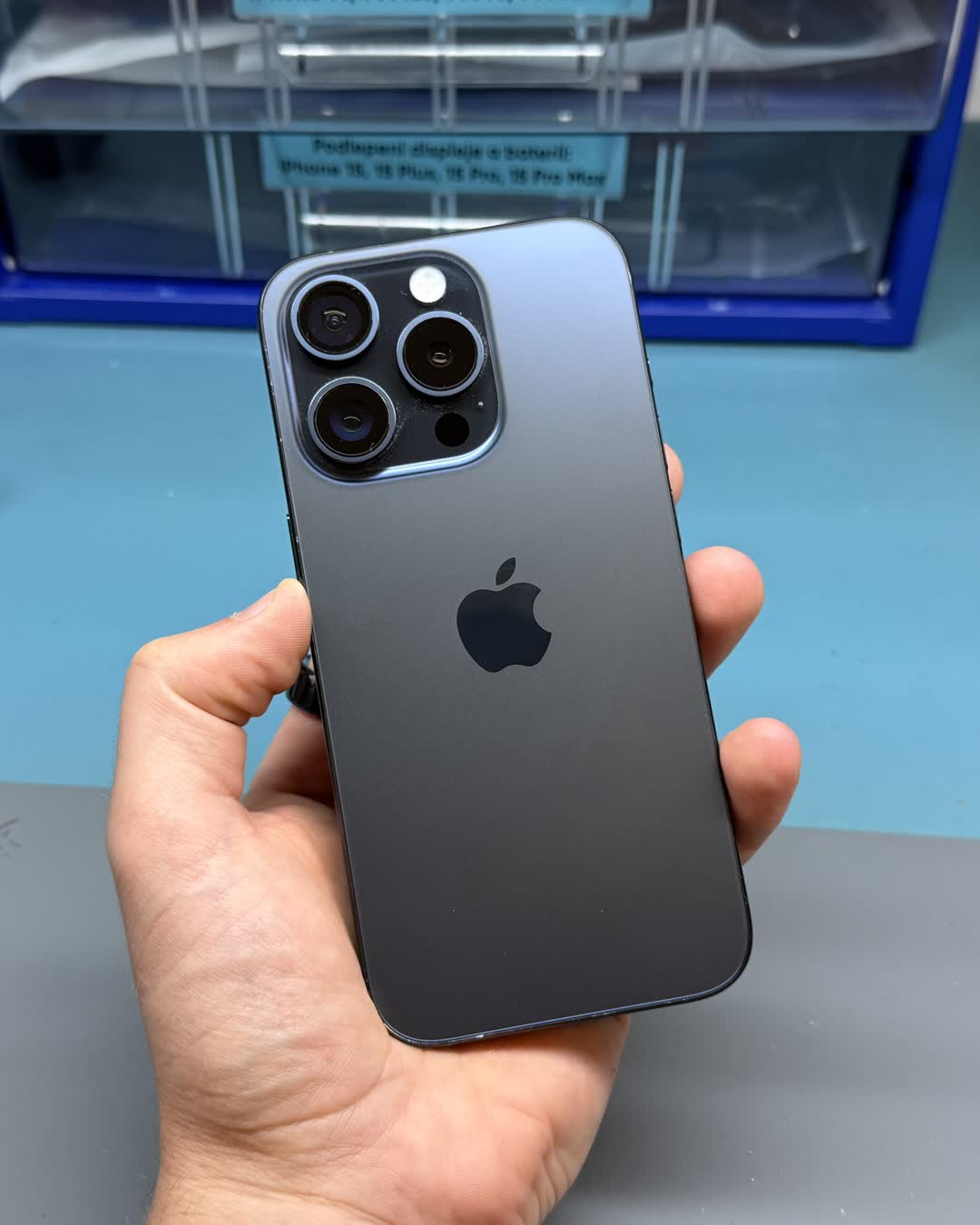 iPhone 15 Pro po výměně zadního skla