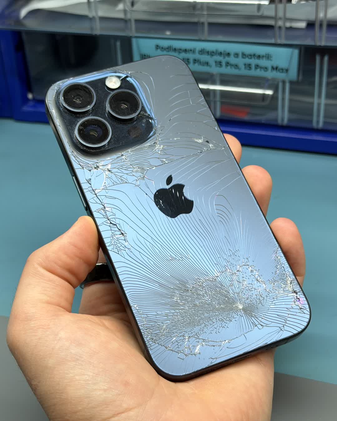 Prasklé zadní sklo iPhonu 15 Pro před opravou