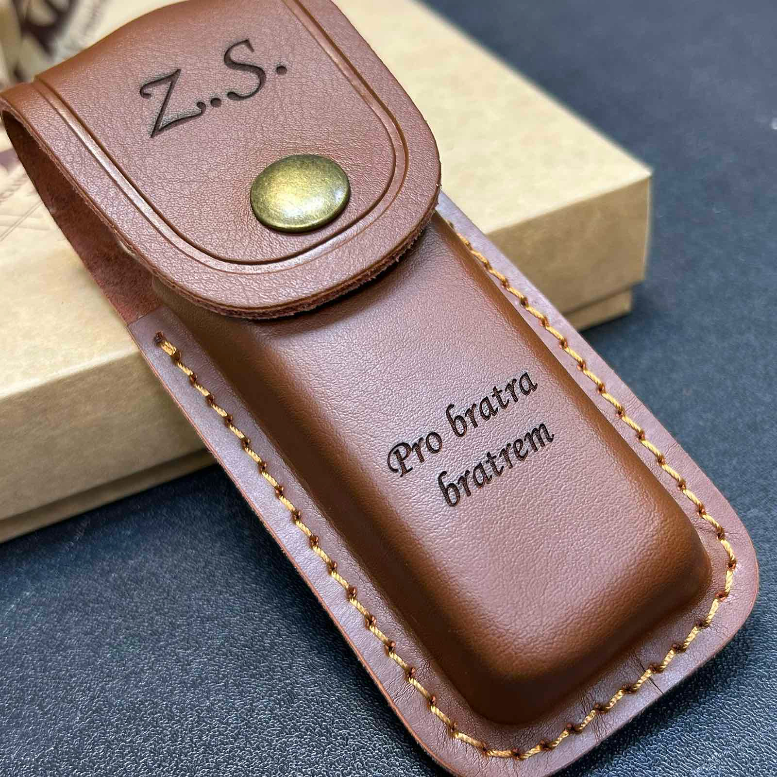 Kožené pouzdro na nůž s vlastním věnováním a monogramem