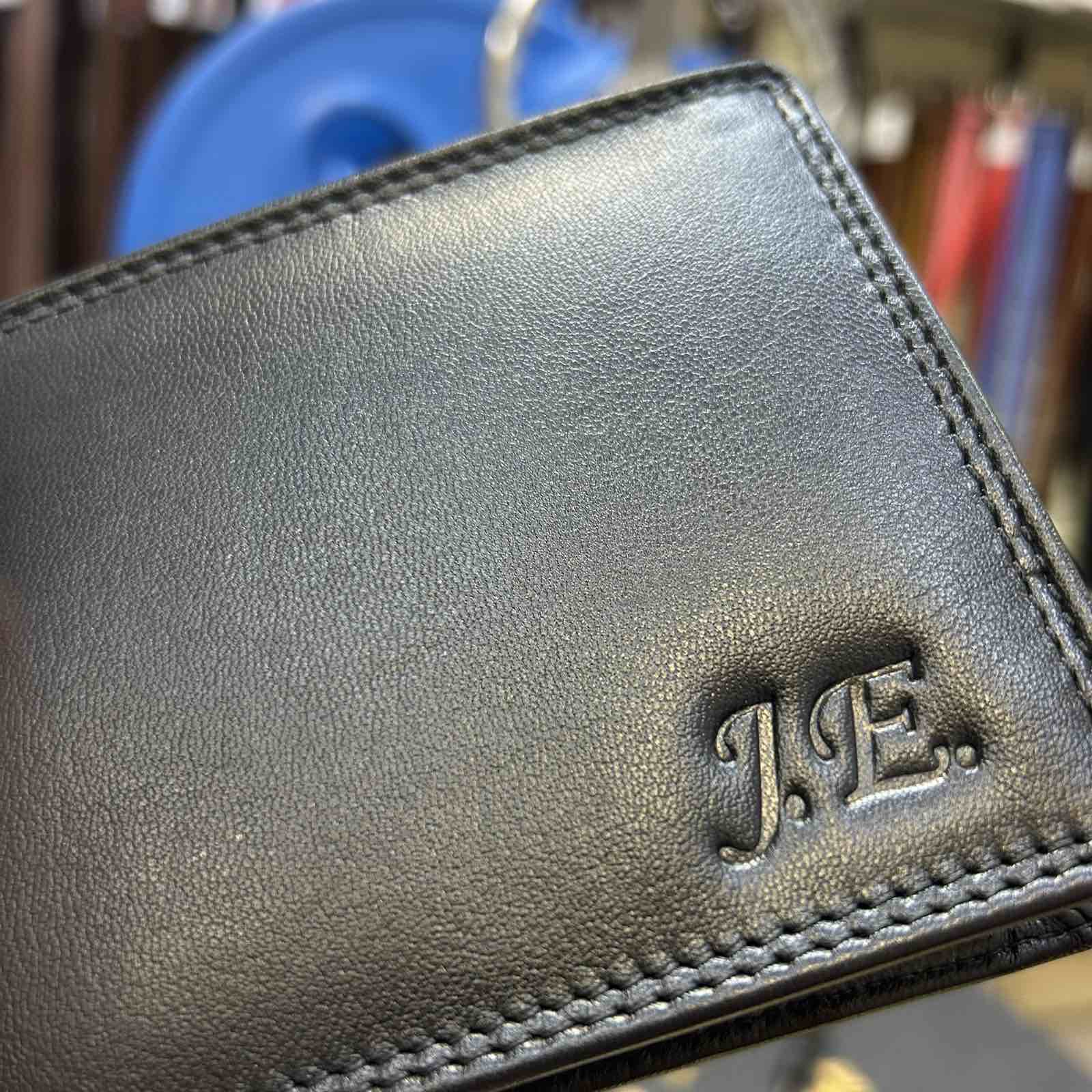 Černá kožená peněženka s ražbou vlastního monogramu