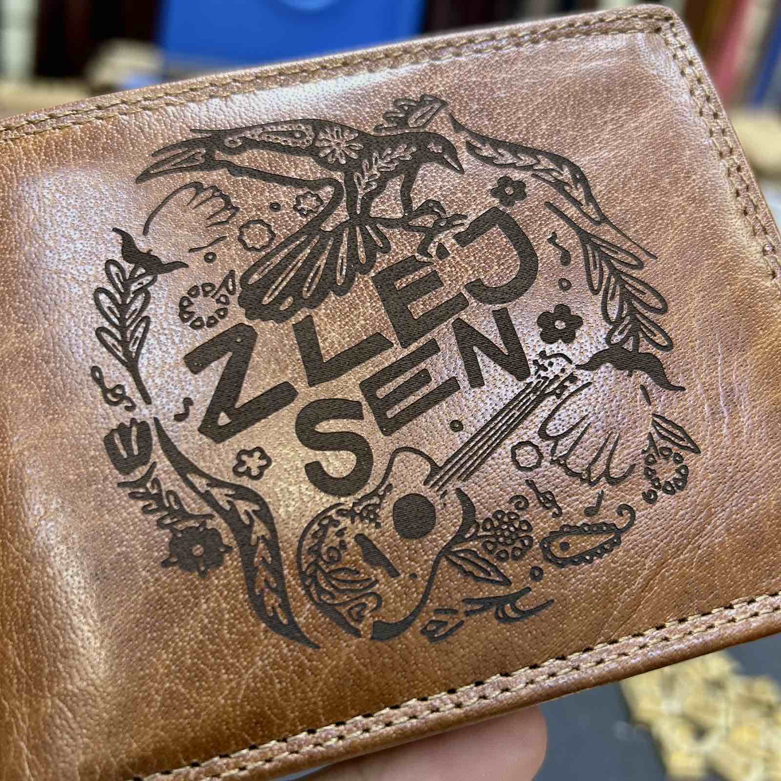 Hnědá luxusní kožená peněženka s vlastní fotkou, logem a monogramem