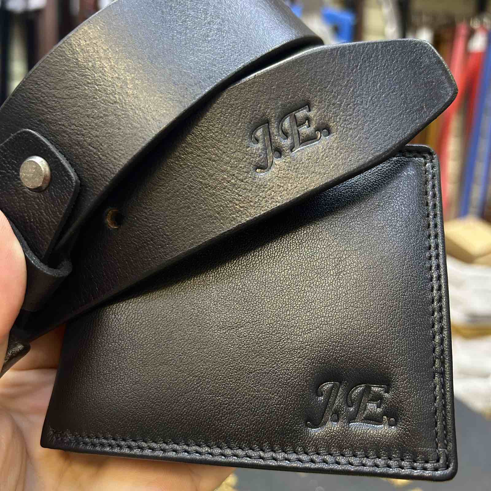 Černý kožený set peněženka a pásek s vlastním monogramem