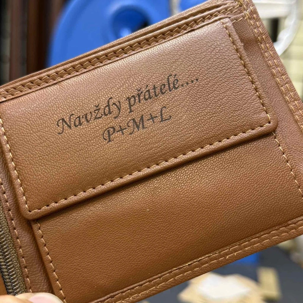 Pánská hnědá kožená peněženka BEORIGINAL Leather RFID s vlastním monogramem, textem nebo fotkou