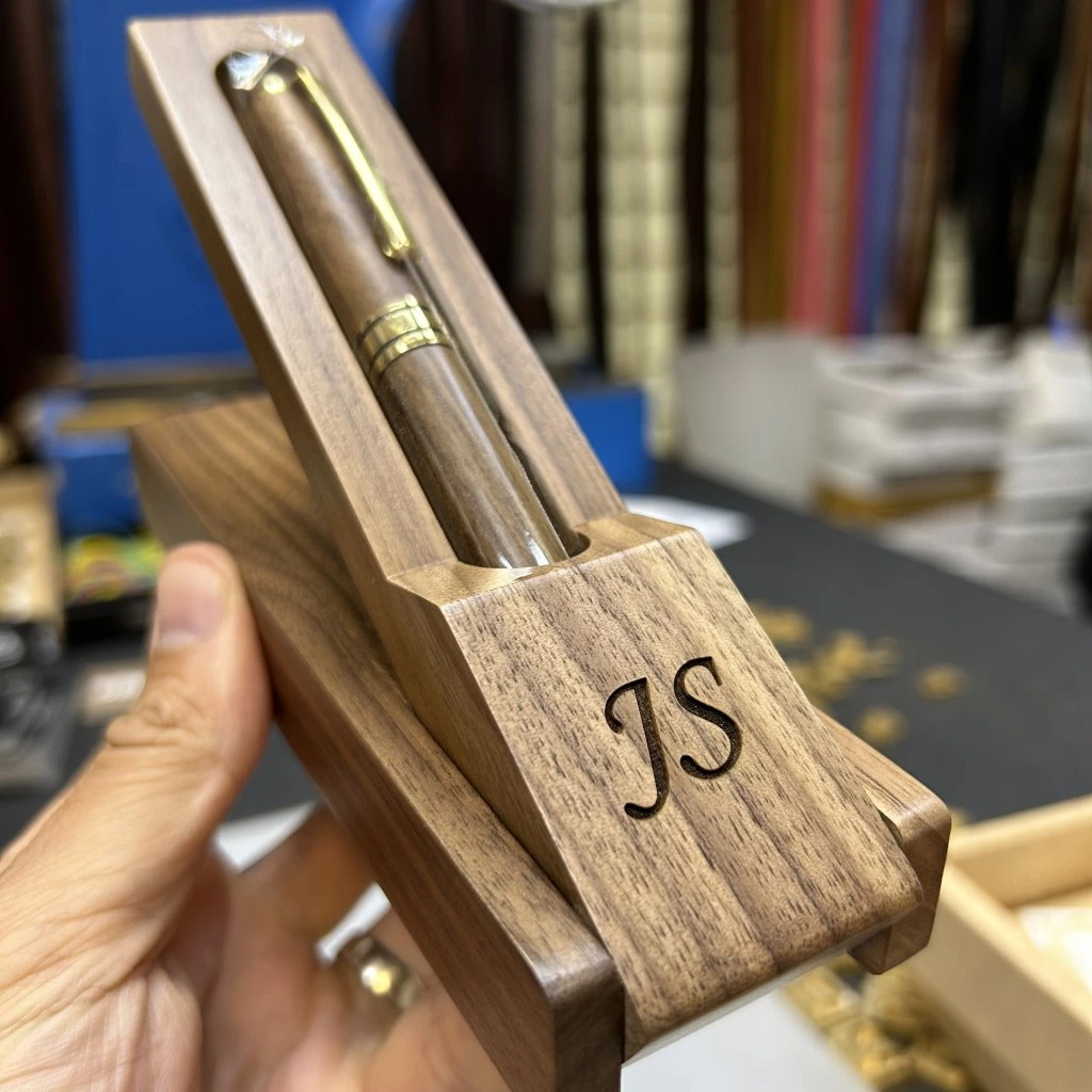Luxusní dřevěné kuličkové pero v dárkovém balení s monogramem a vlastním textem