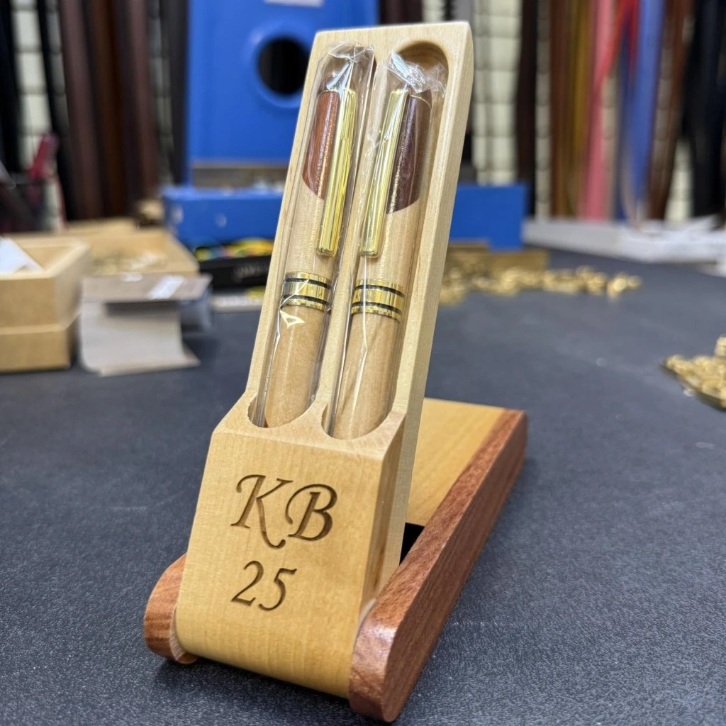 2x luxusní dřevěné kuličkové pero v dárkovém balení s monogramem a vlastním textem