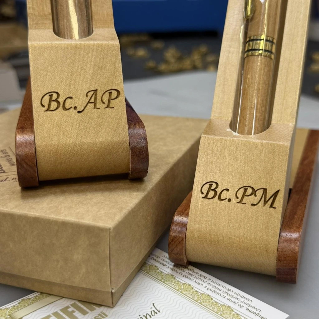 Luxusní dřevěné kuličkové pero v dárkovém balení s monogramem a vlastním textem