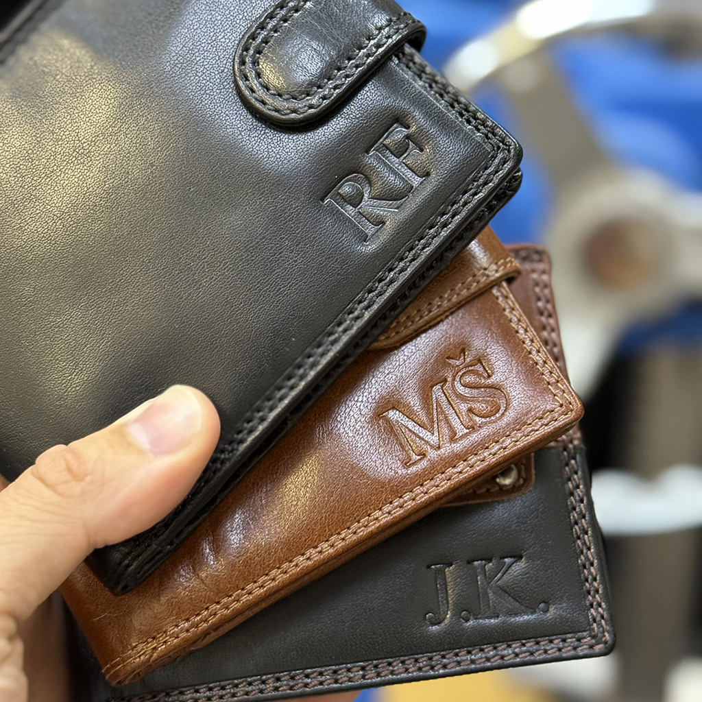 Pánská kožená peněženka ROYAL Leather s monogramem (ražba)
