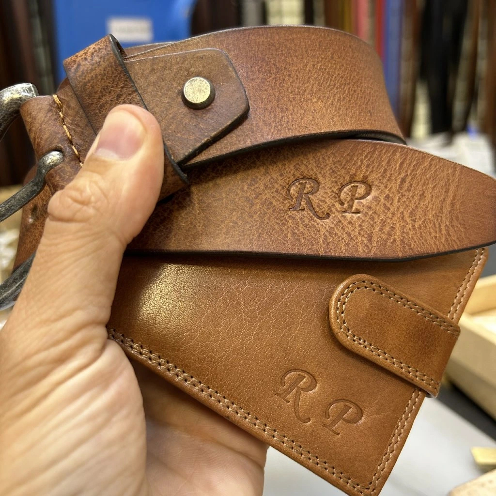 Pánský luxusní kožený set ROYAL LEATHER hnědá kožená peněženka a pásek s monogramem (ražba)
