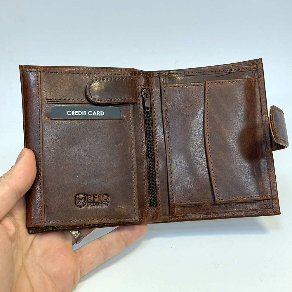 Luxusní hnědá kožená peněženka s monogramem