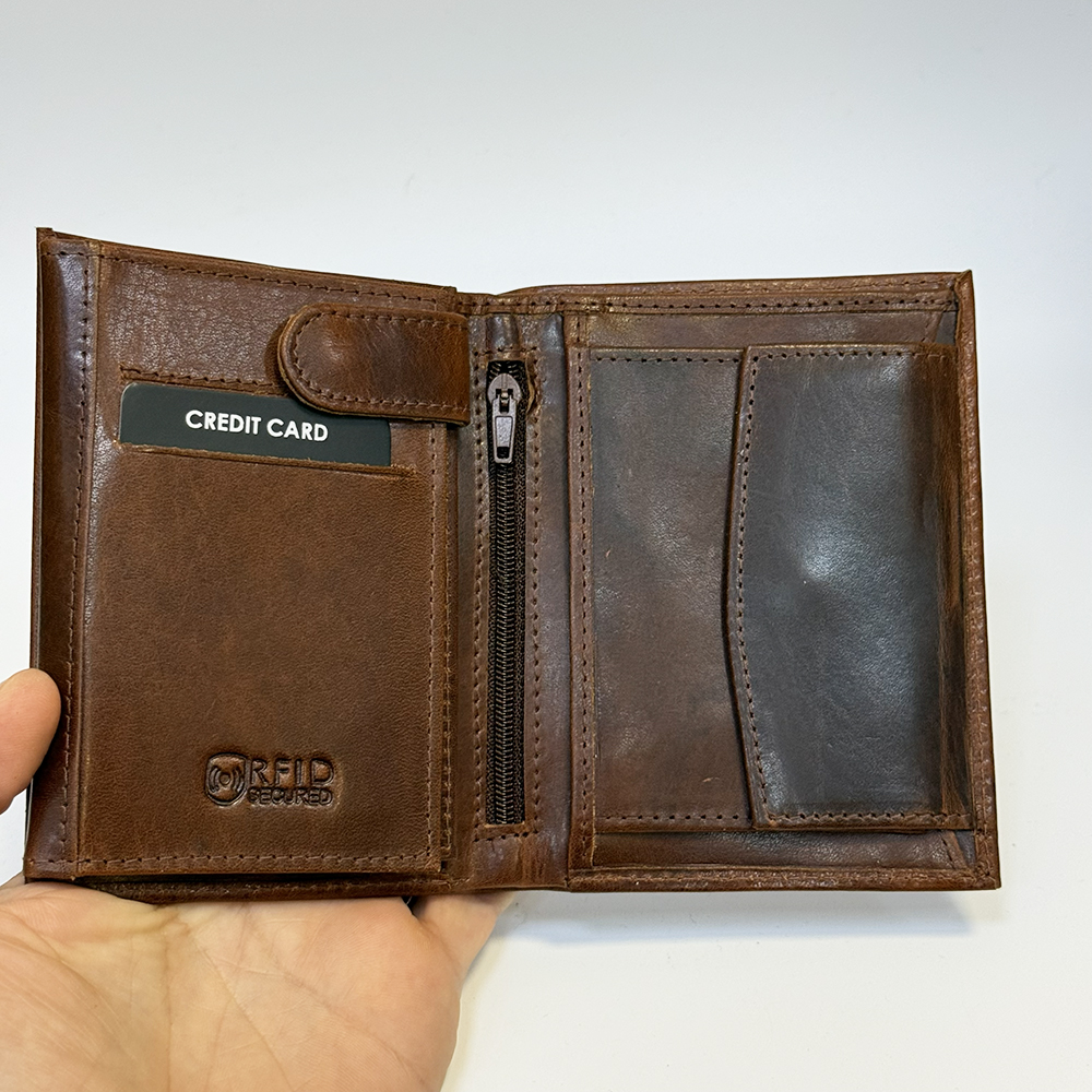 Luxusní kožená peněženka s ražbou monogramu