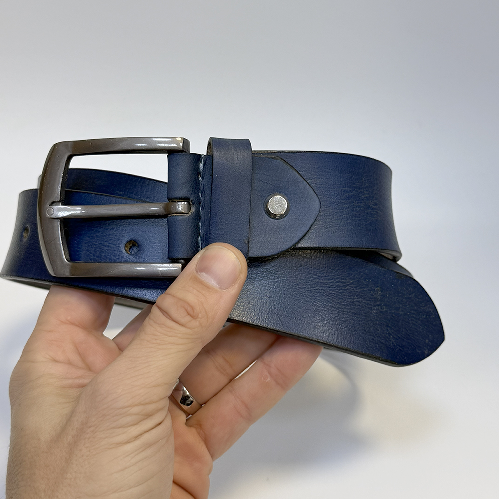 Pánský modrý kožený pásek s monogramem