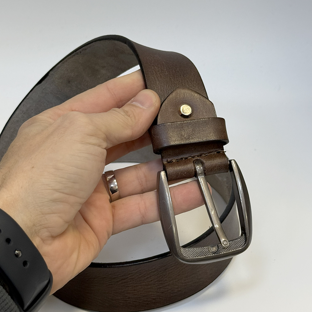 Pánský tmavě hnědý kožený pásek s monogramem