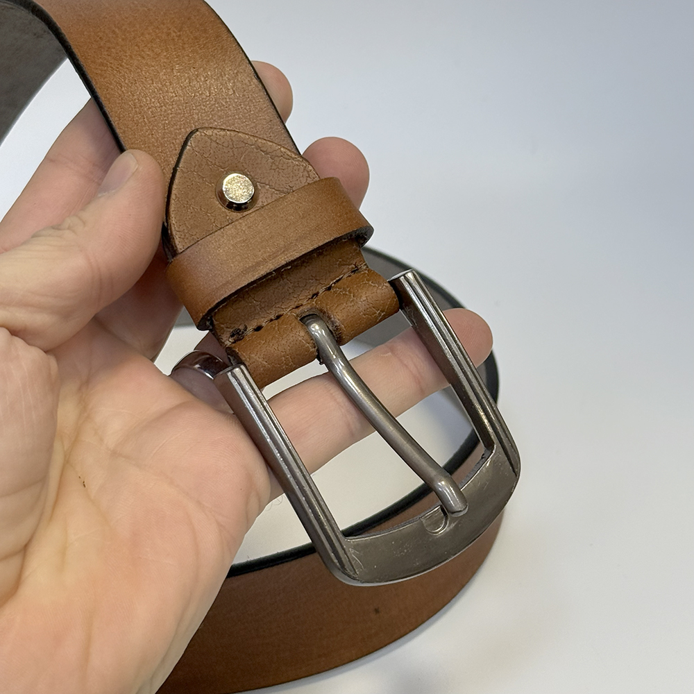 Pánský koňakově hnědý kožený pásek s monogramem