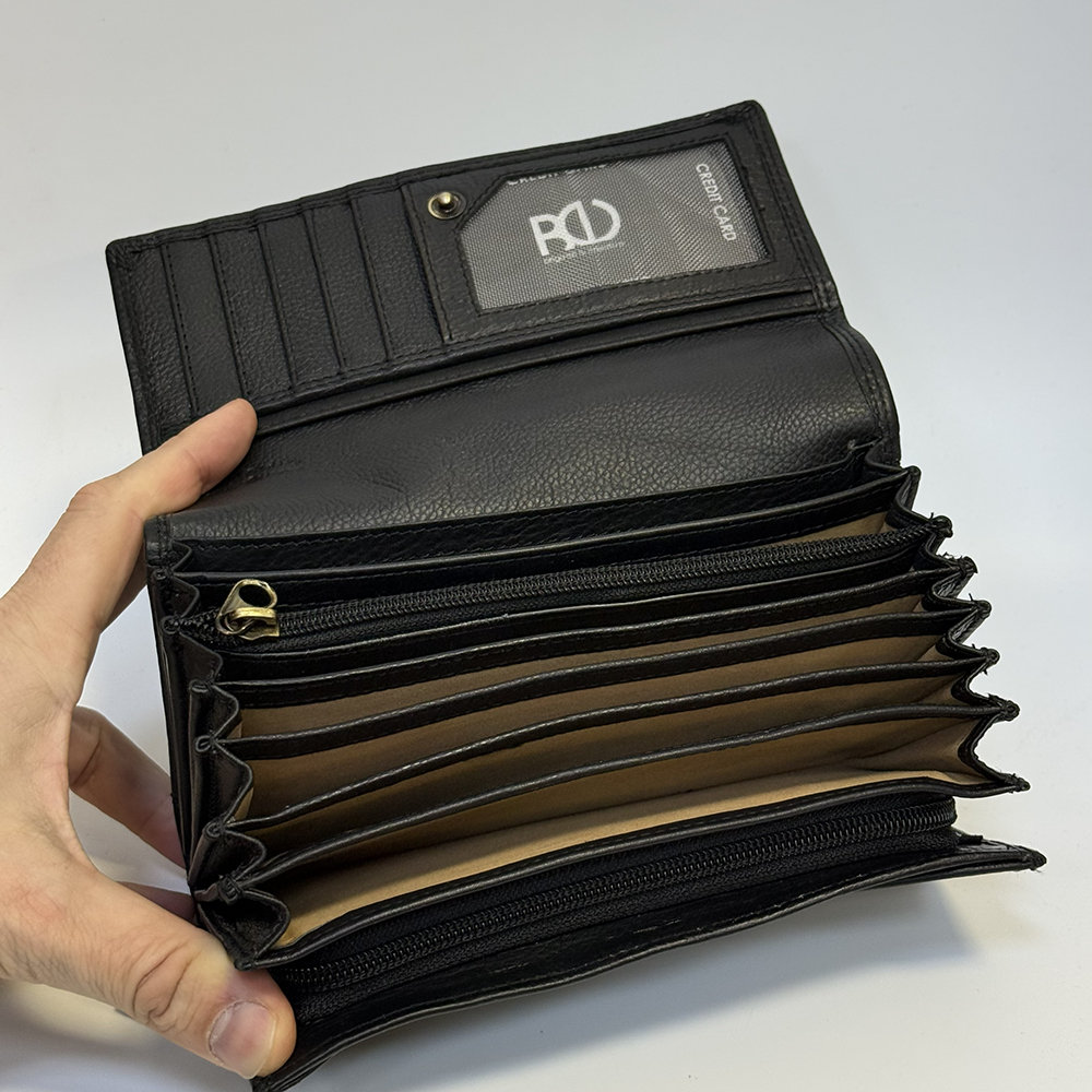 Černá kožená kasírka NAPPA Leather s monogramem – robustní a elegantní volba