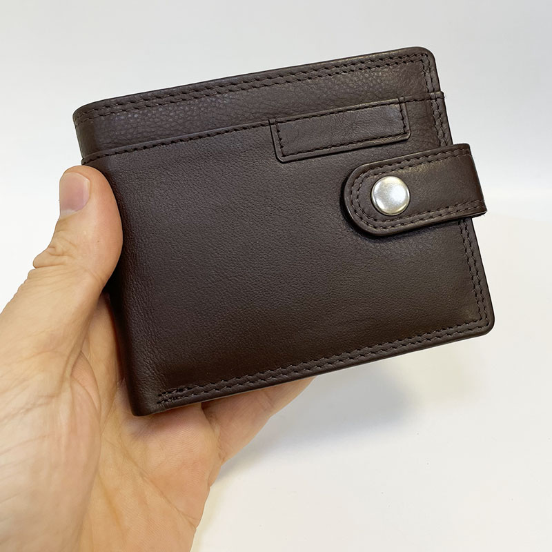 Luxusní kožená peněženka s ražbou monogramu