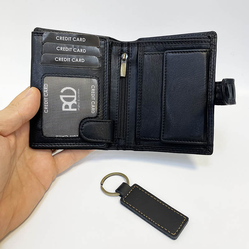 Pánský černý kožený set – peněženka se zapínáním a klíčenka s monogramem, věnováním nebo fotkou
