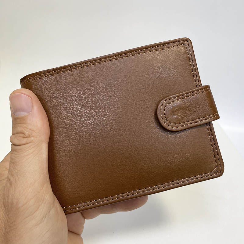 Klasická pánská peněženka z měkčené pravé kůže v čokoládově hnědé s monogramem