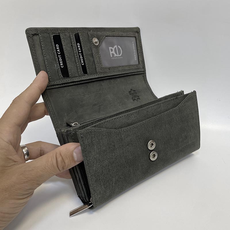 Černá kožená kasírka EXCLUSIVE Leather s monogramem – robustní a elegantní volba