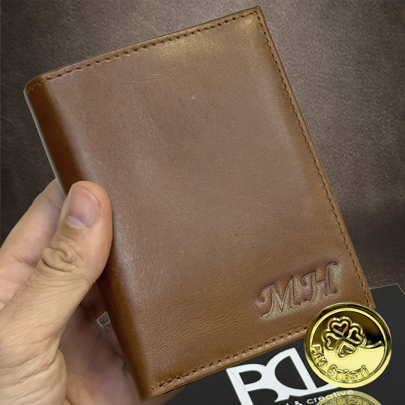 Luxusní hnědá kožená peněženka s ražbou monogramu