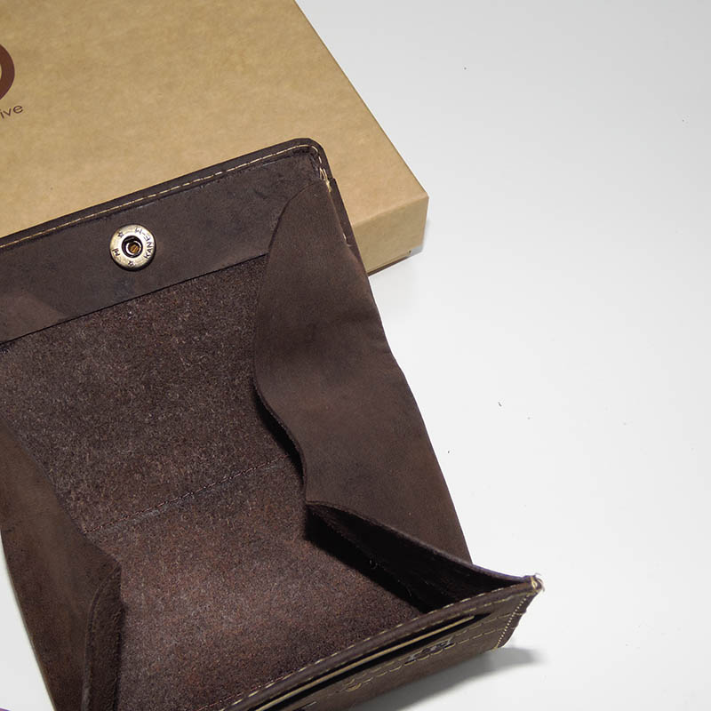 Tmavě hnědá mini retro peněženka TILLBERG s monogramem a vlastním textem