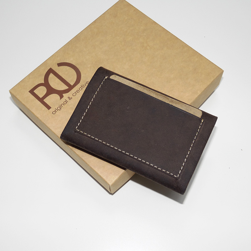 Tmavě hnědá mini retro peněženka TILLBERG s monogramem a vlastním textem