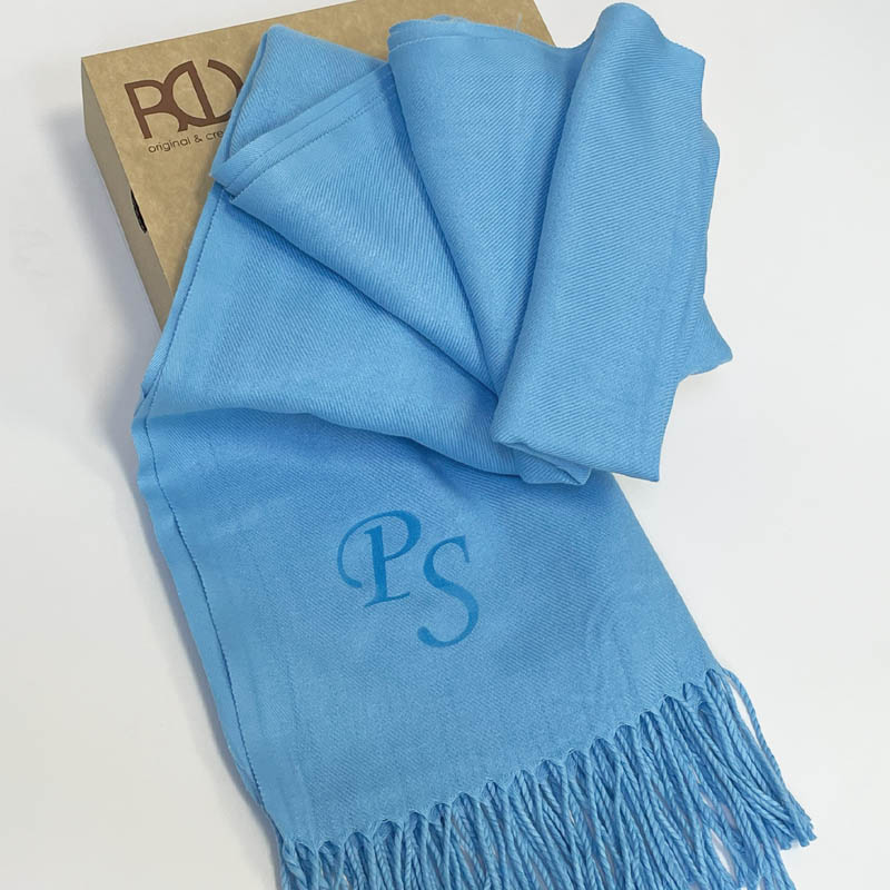 Luxusní modrá pašmína s monogramem – elegantní dárek na míru