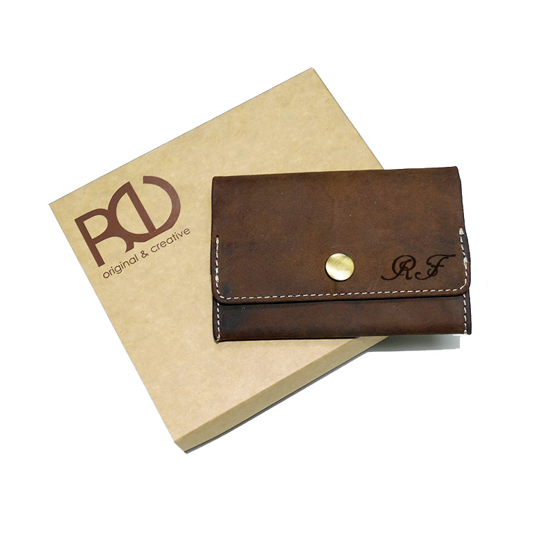 Mini retro kožená peněženka TILLBERG s monogramem a vlastním textem