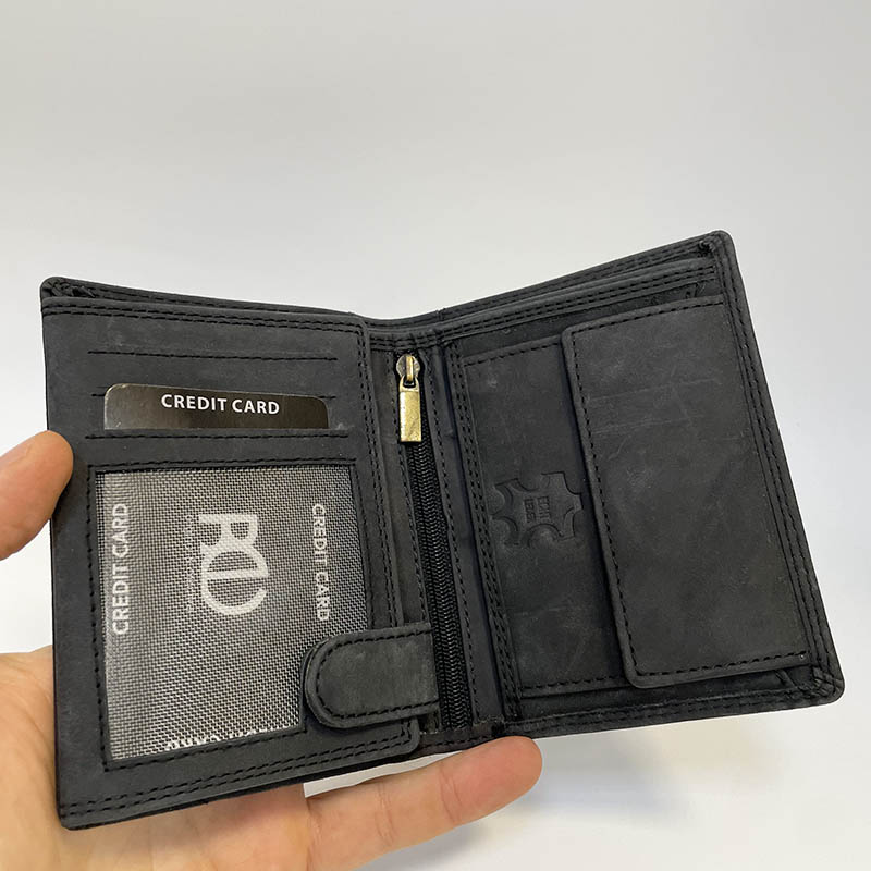 Černá kožená peněženka na výšku s monogramem GURU