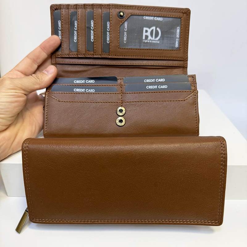 Luxusní hnědá peněženka s monogramem dámská