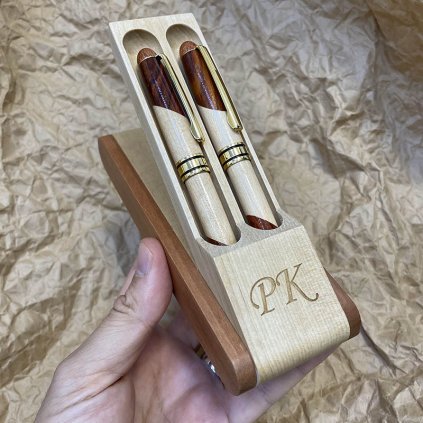 2x luxusní dřevěné kuličkové pero v dárkovém balení s monogramem a vlastním textem