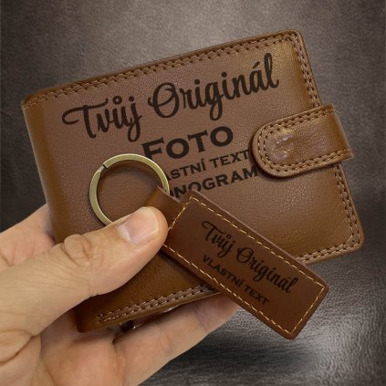 Pánský hnědý kožený set peněženky a klíčenky s vlastním monogramem, textem, fotkou