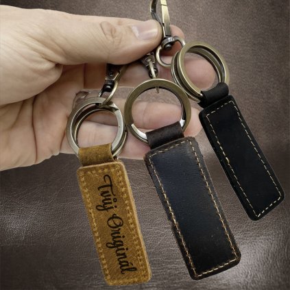Kožená klíčenka BEORIGINAL Leather s monogramem (ražba)