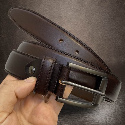 Pánský prošitý tmavě hnědý kožený pásek DEUTSCHLAND Leather s monogramem (ražba) lze zkrátit