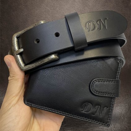 Pánský kožený set NAPPA BEORIGINAL Leather černá kožená peněženka a kožený pásek s monogramem (ražba)